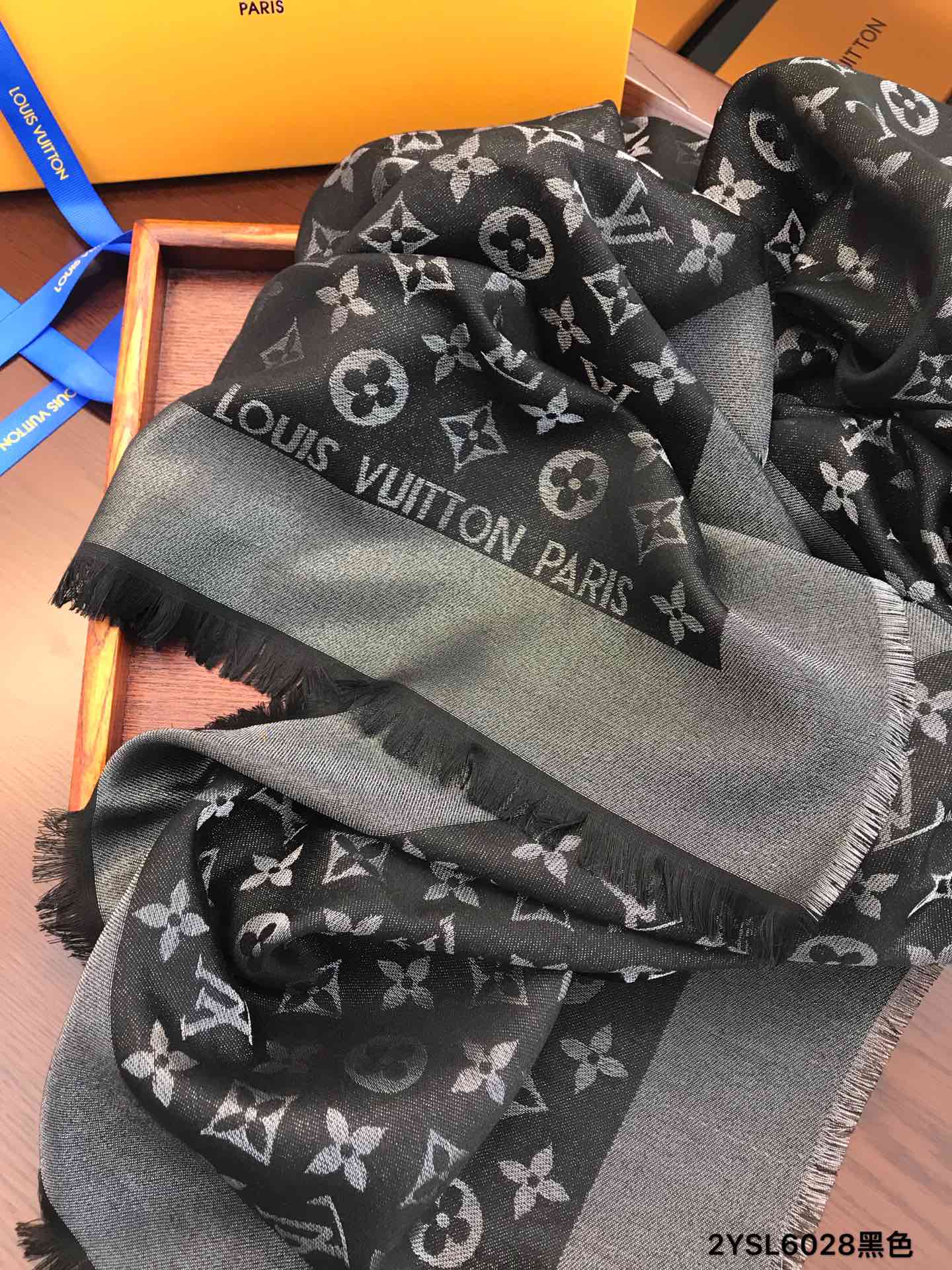 Louis Vuitton monogram sjaal in beige  Unique Designer Pieces