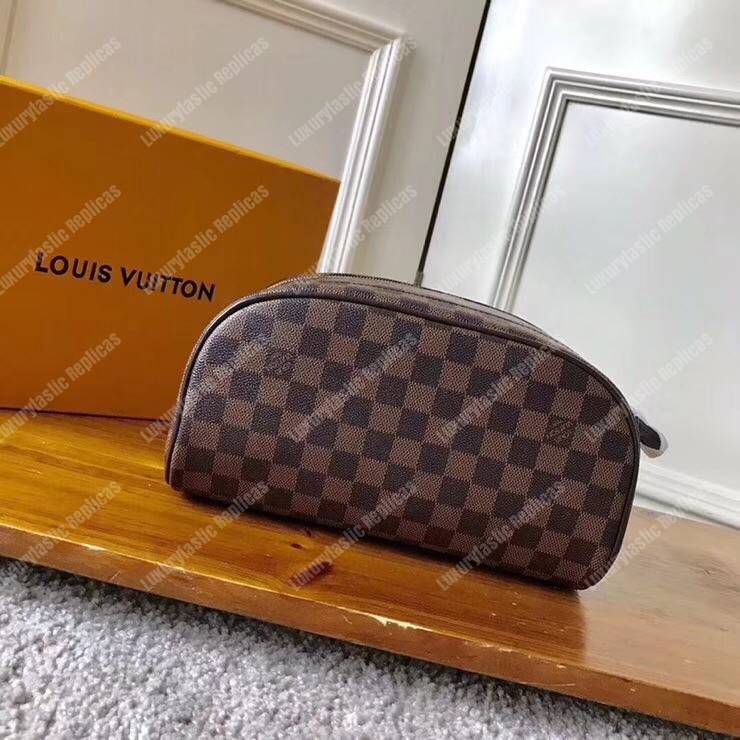 Replica Louis Vuitton King Size Toilettas N47527 Bruin Te Koop Met Goedkope  Prijs Bij Fake Bag Store