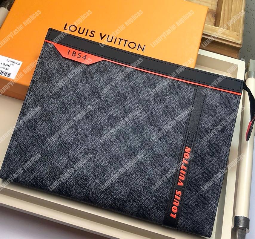 Thắt lưng Louis Vuitton Damier Cobalt Race Print 40MM Reversible